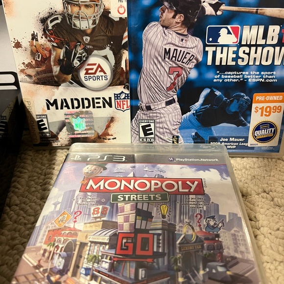 PS3 with 2 controllers and 6 games - Picture 3 of 4